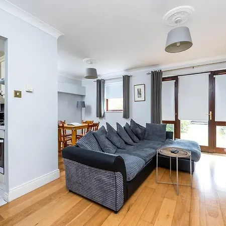Lovely 2 Bedroom Maisonette In Beaumont, شقة *