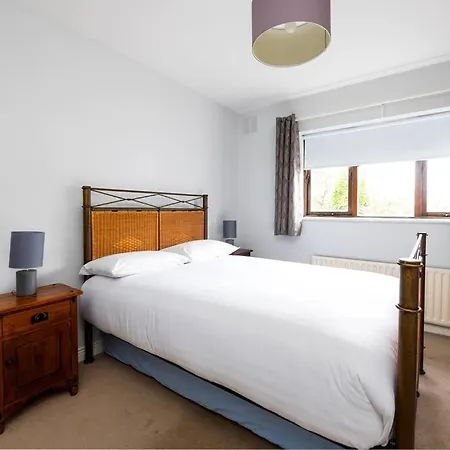 Lovely 2 Bedroom Maisonette In Beaumont, شقة *